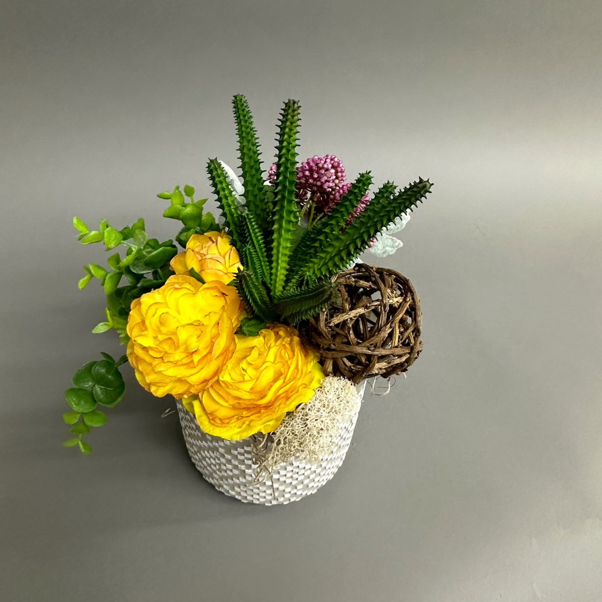 Montage de fleurs de soie Renoncule et plante grasses