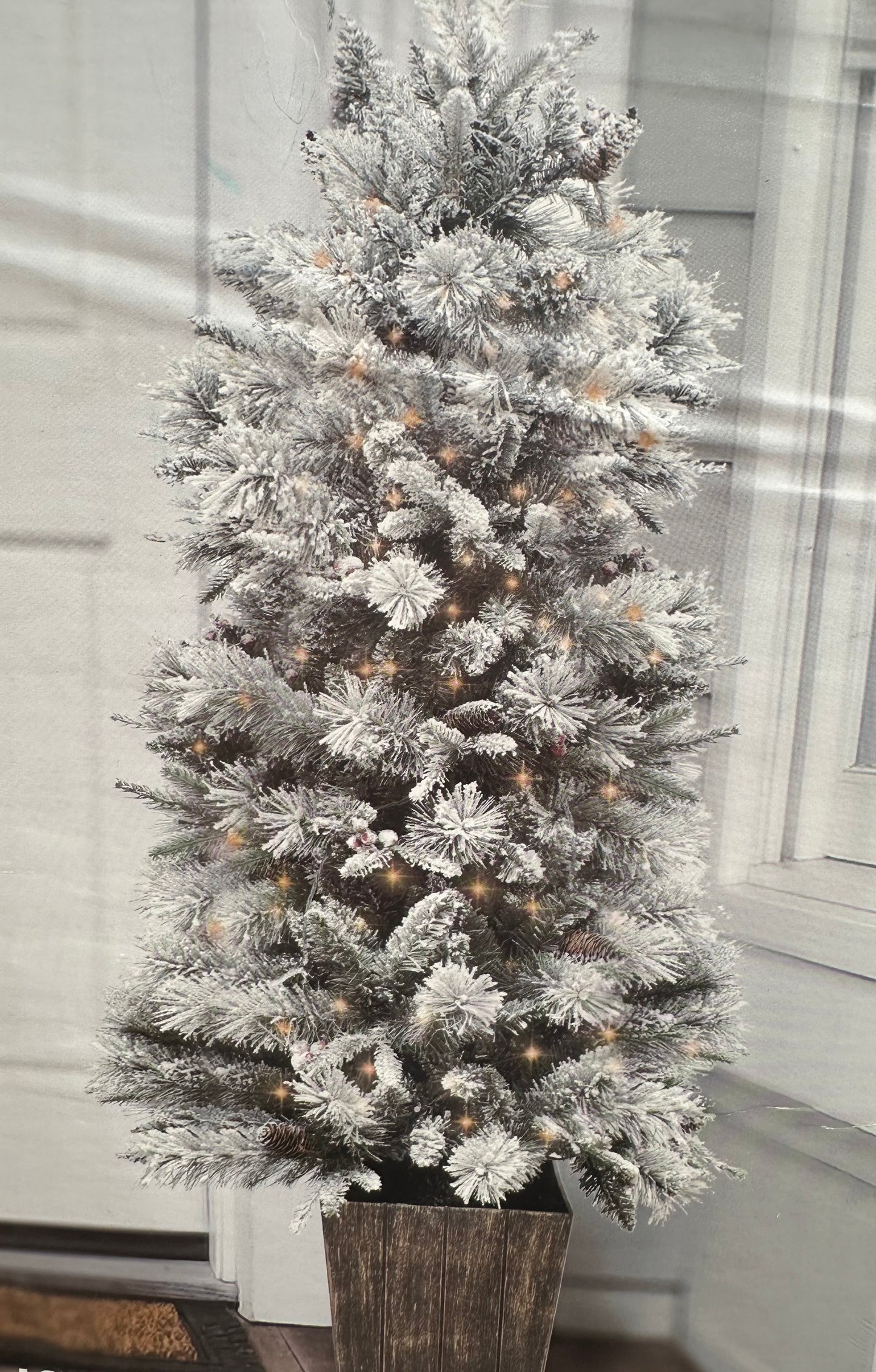 Sapin enneigé et illuminé en pot